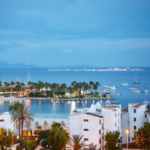 Blick auf die Bucht von Port de Alcudia bei Sonnenaufgang im Norden von Mallorca.