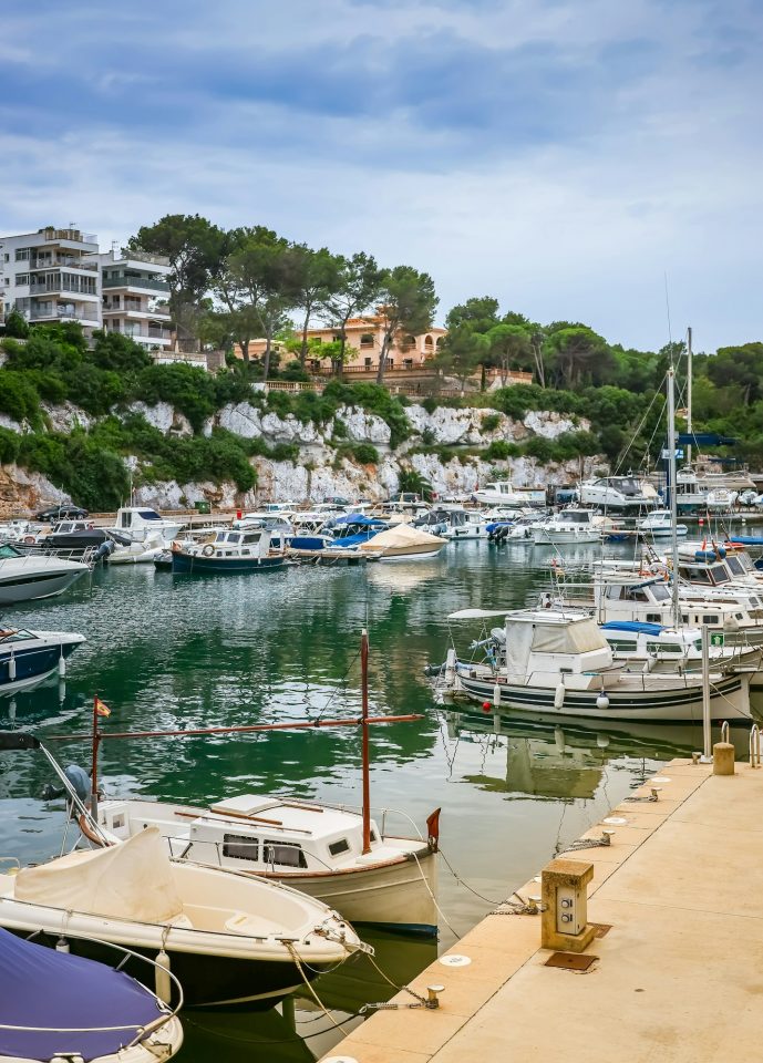 Schöne Atmosphäre im Hafen von Porto Cristo auf Mallorca