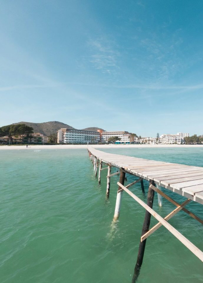 Blick auf einen Holzsteg am Strand von Can Picafort