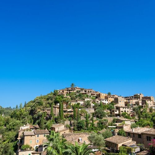 Blick auf das schöne Bergdorf Deia auf Mallorca