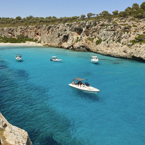 Bucht Cala d'Or auf Mallorca mit Booten im türkisfarbenen Wasser