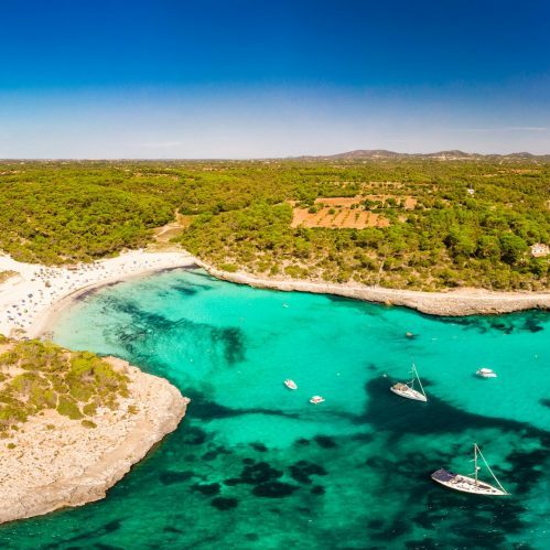 Bucht von Cala Santanyi mit Strand und Booten auf Mallorca