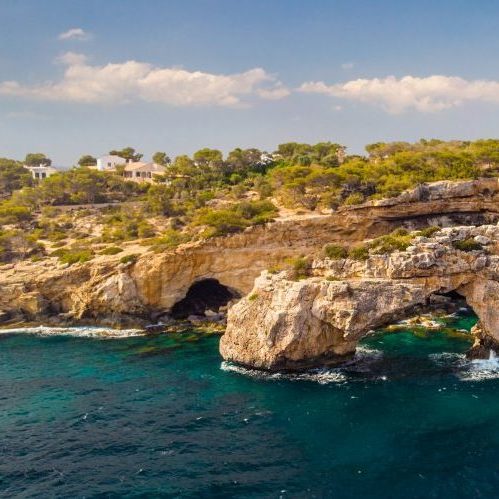 Grundstücke an der Felsküste auf Mallorca mit Meerblick