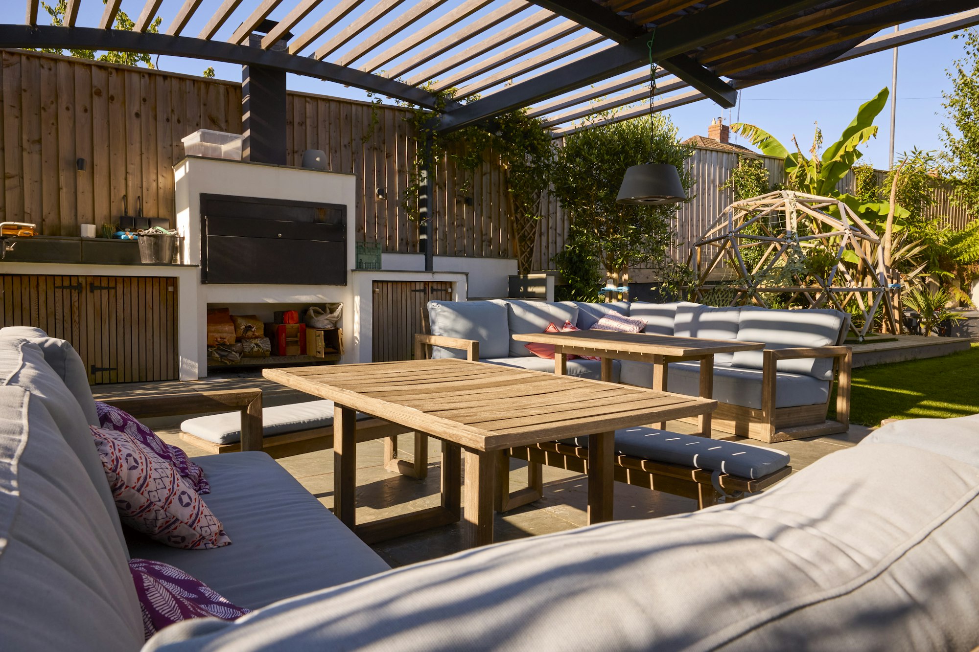 Immobilie Cala Santanyi auf Mallorca mit Sitzplatz im Freien und Garten eines modernen Hauses