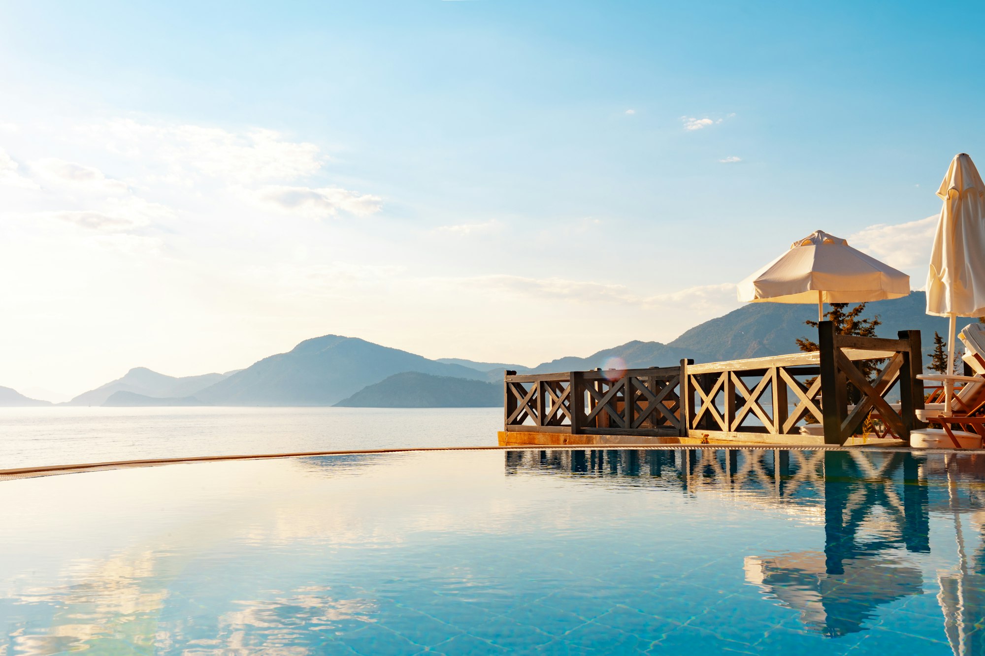 Immobilie auf Mallorca mit Meerblick und Pool mit blauem Himmel im Hintergrund.