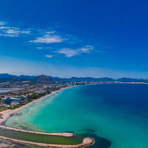 Küstenlinie mit Strand in Can Picafort auf Mallorca