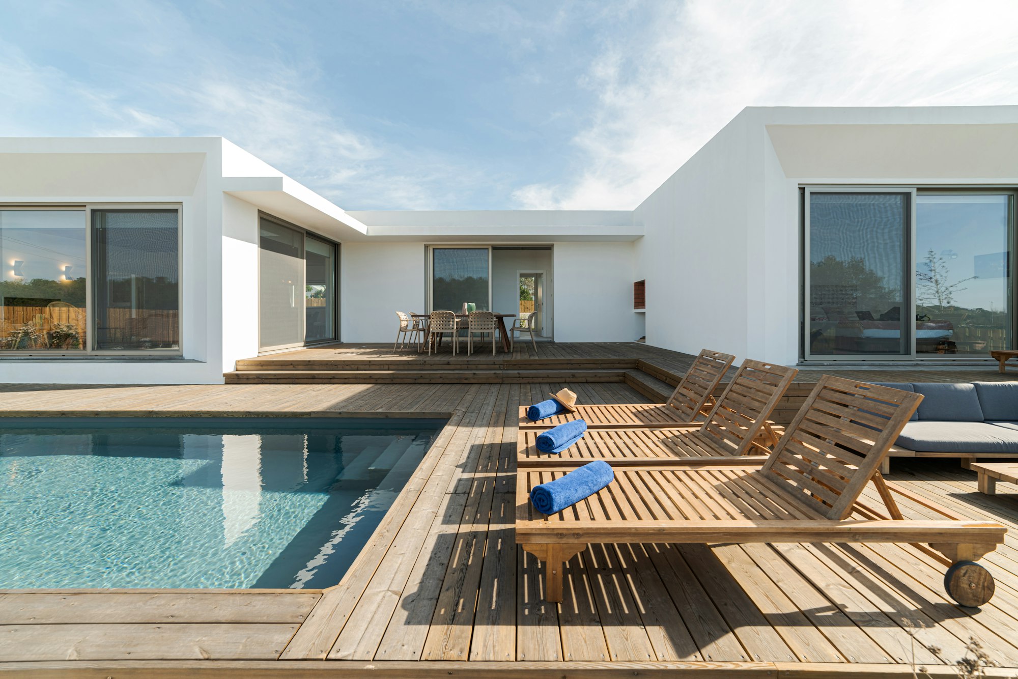 Lounge Möbel auf der Terasse mit Pool einer modernen Immobilie in Santa Ponça auf Mallorca