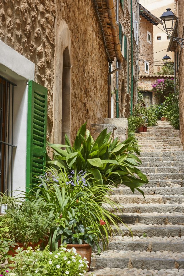 Traditionelle Steinhausfassade mit Pflanzen dekoriert in Deia auf Mallorca