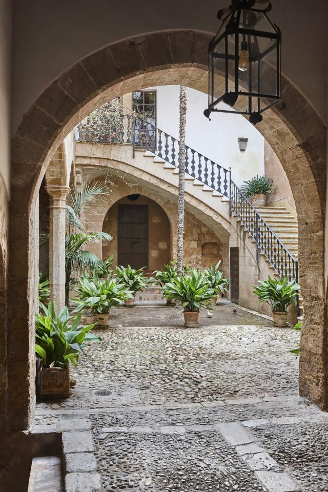Traditioneller mallorquinischer Innenhof von einem Stadthaus in Palma de Mallorca
