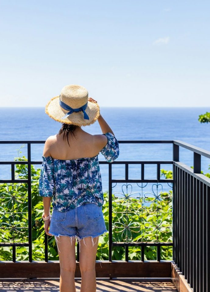 Frau auf der Terrasse eines Hauses in 1. Meereslinie Mallorca