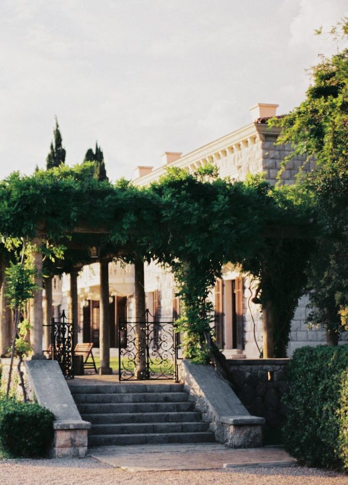 Steintreppe vor der grünen Terrasse einer traditionellen Luxus-Villa auf Mallorca